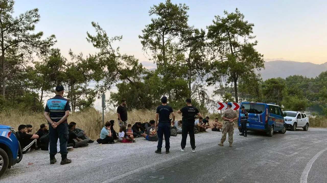 Muğla Marmaris Hisarönü Koyu’nda 22 düzensiz göçmen ve 2 kaçakçı yakalandı
