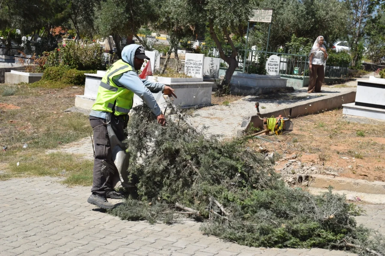 Hatay Büyükşehir Belediyesi mezarlıklarda bakım ve onarım çalışmaları yürütüyor