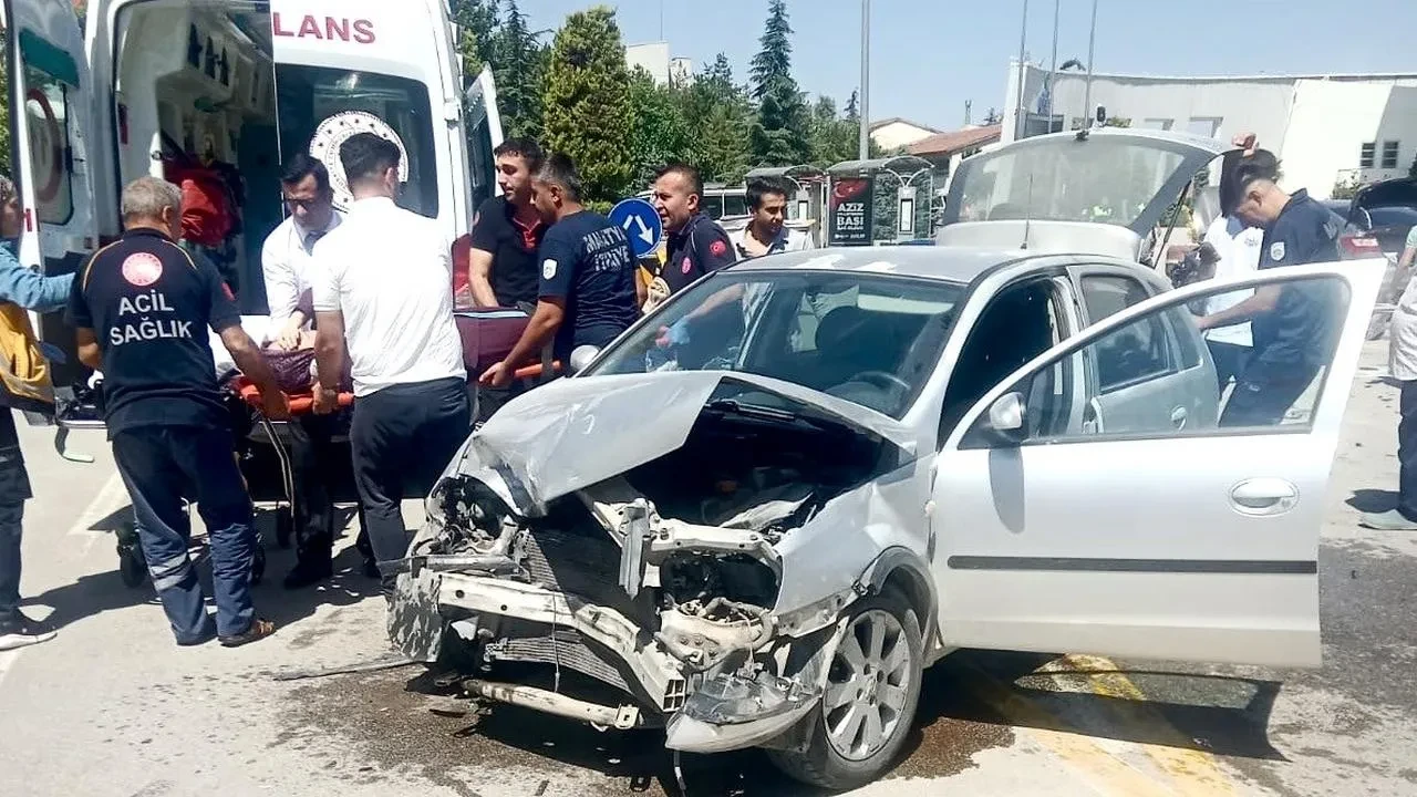 Malatya Yeşilyurt’ta İki Otomobil Çarpıştı Dört Kişi Yaralandı