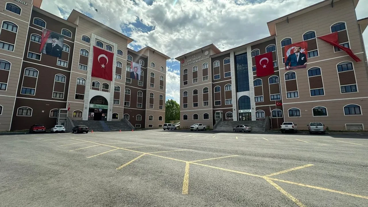 Ağrı'da 15 Temmuz için bin 24 okul ve kuruma Türk bayrağı asıldı