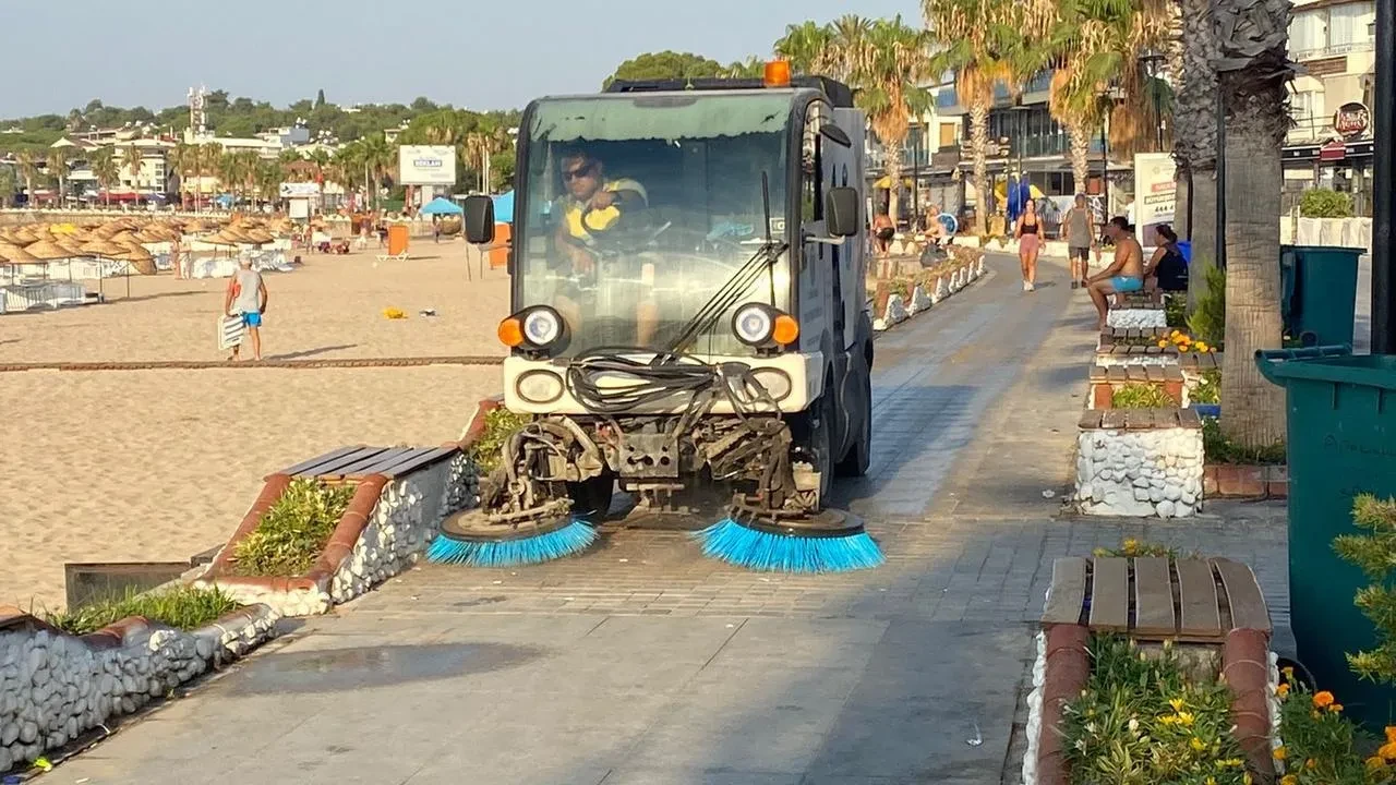 Didim Belediyesi sahillerde temizlik çalışmalarını sürdürüyor