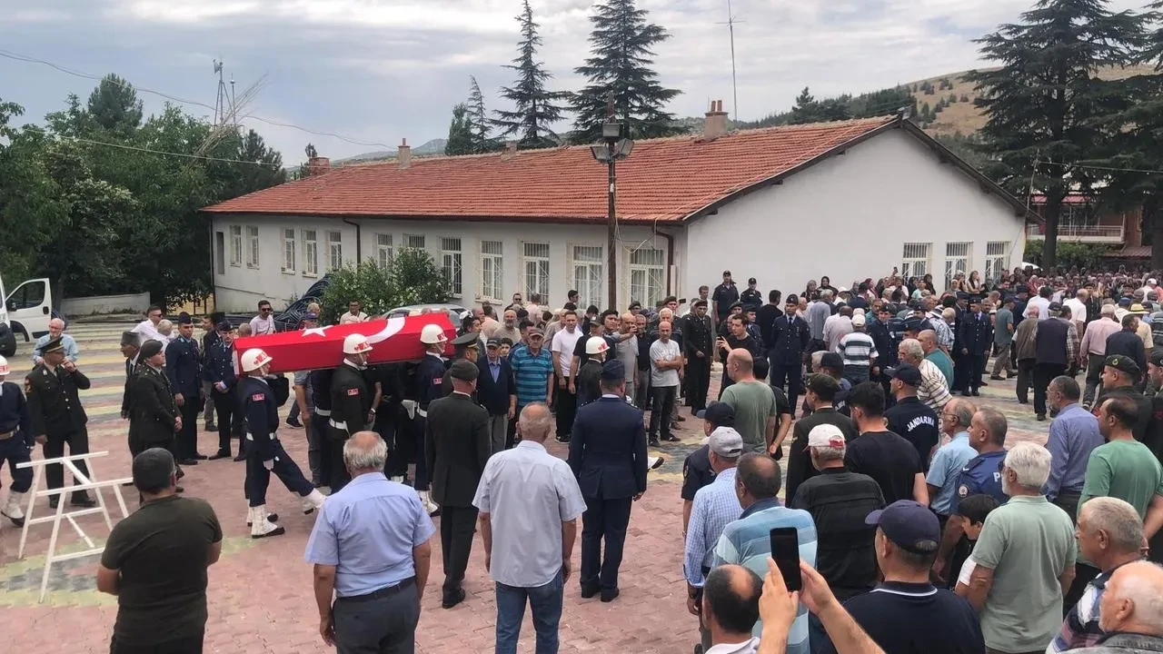 Kıbrıs gazisi İsmail İnar Hüyük'te askeri törenle defnedildi