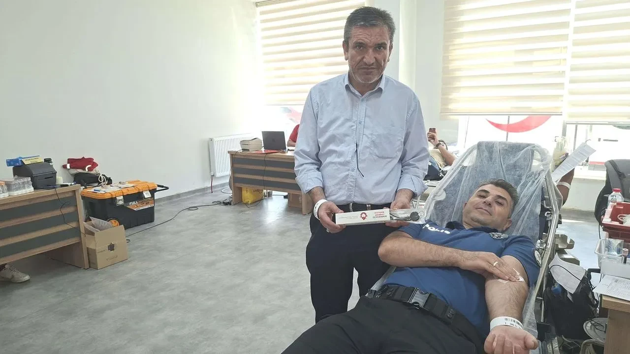 Türk Kızılay Hisarcık'ta kan bağışçılarına şarj cihazı hediye etti