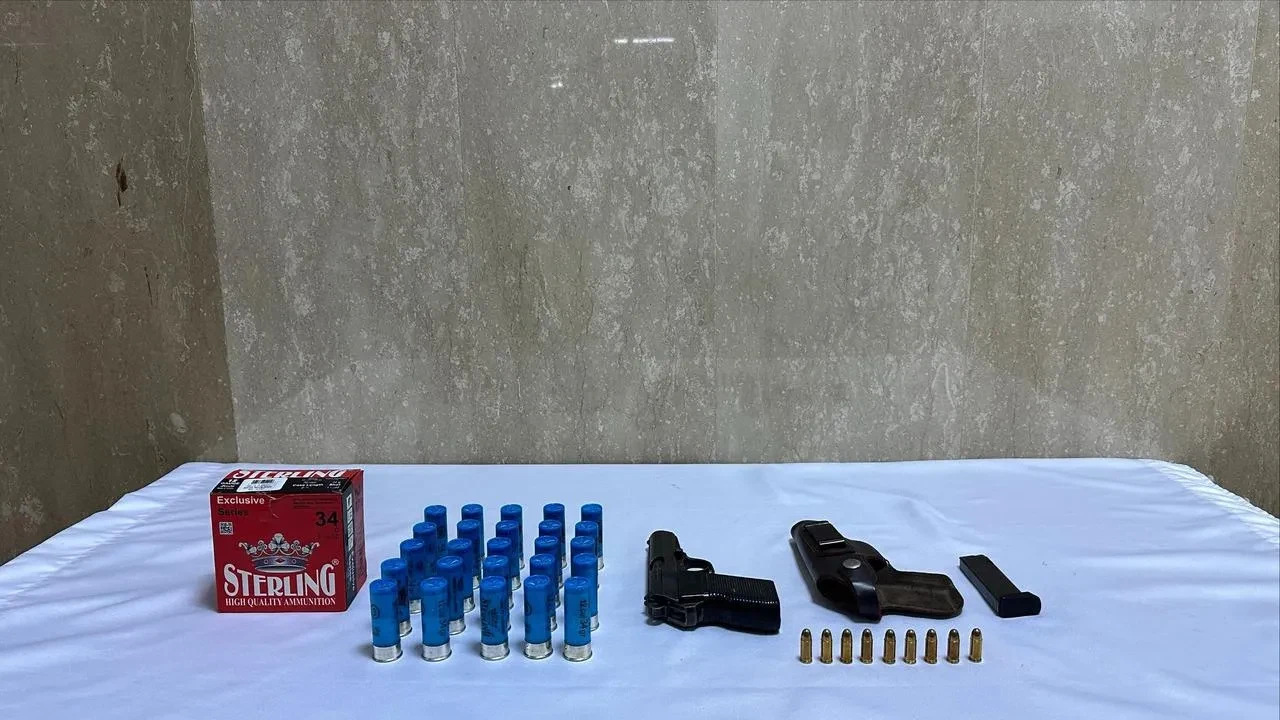 Bingöl jandarması şüphelilerin evinde silahları yakaladı