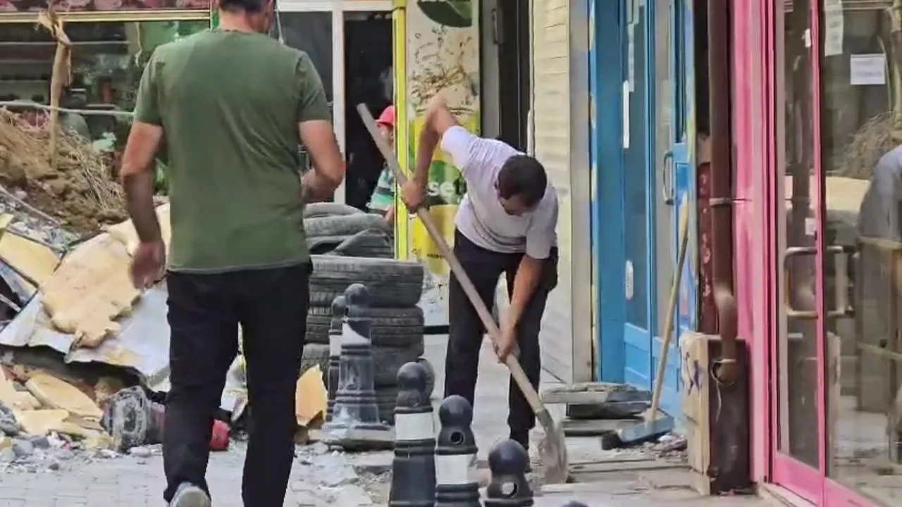 Zonguldak'ta Atatürk Kültür Merkezi yıkımında molozlar yola döküldü