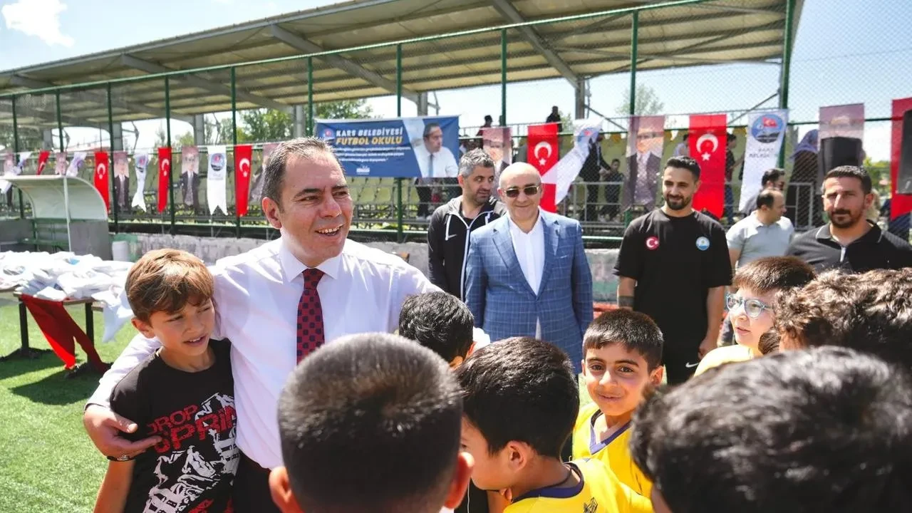 Kars Belediyesi gençler için futbol okulu açtı
