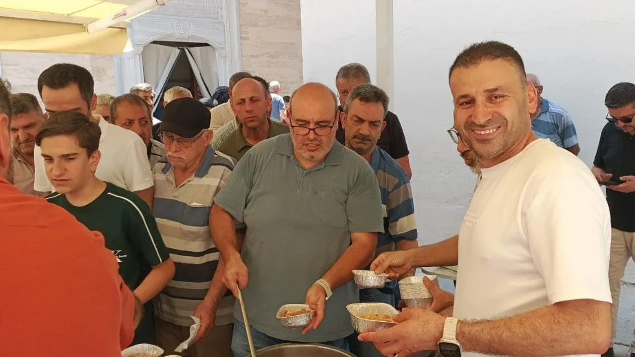 Zeki Sevim Emek Mahallesi’nde bin 200 kişiye aşure dağıttı