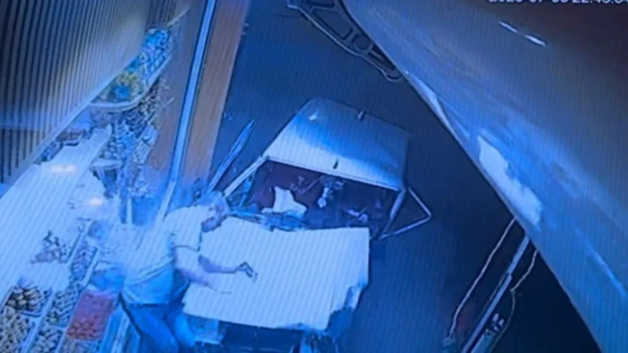 Eskişehirde Tofaş vitrine dalıp yayaya çarptı