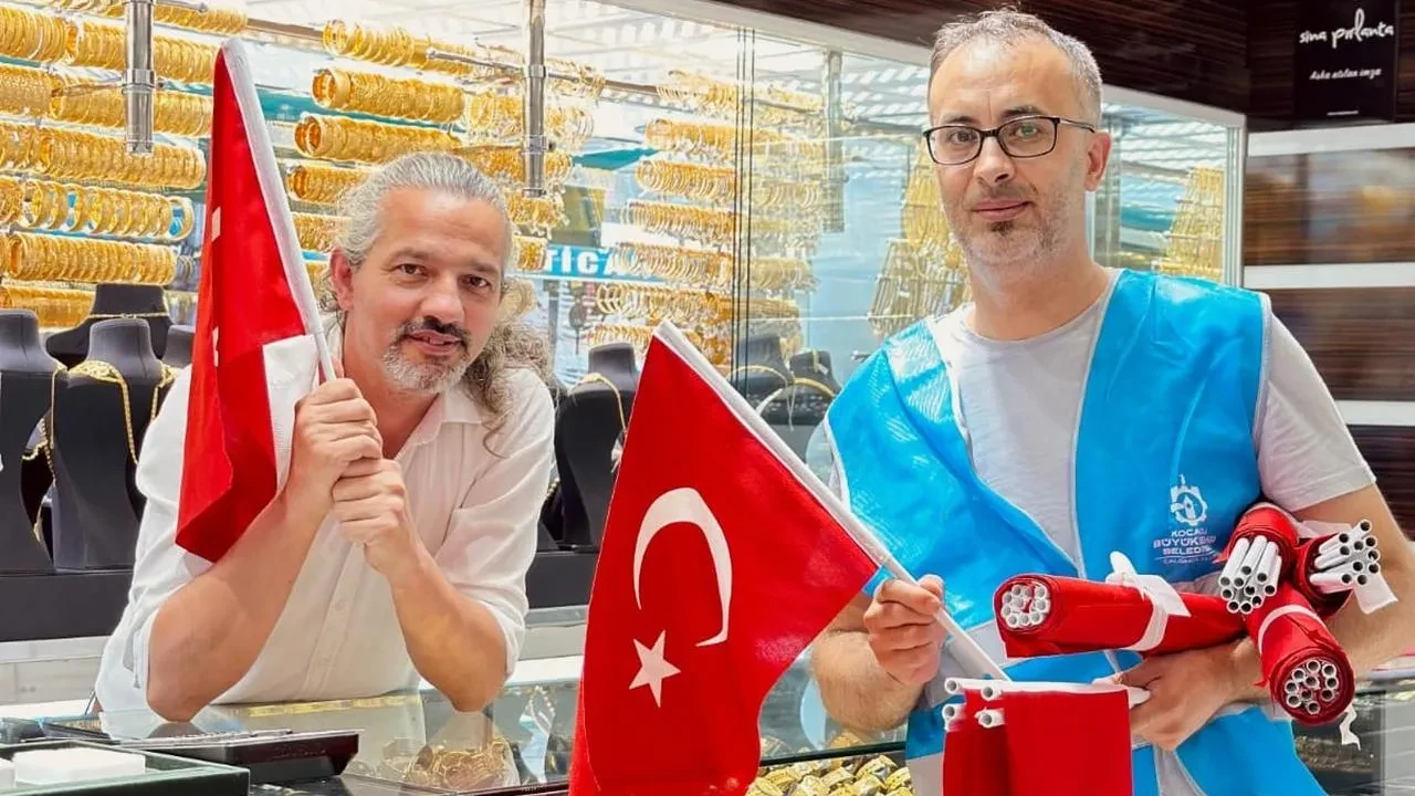 Kocaeli'de 15 temmuz anma törenleri için binlerce TÜRK bayrağı dağıtıldı