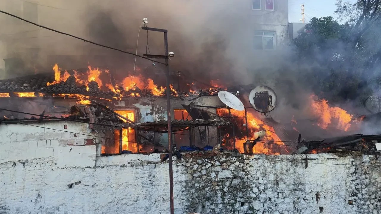 Menteşe'de ahşap evde çıkan yangına itfaiye müdahale ediyor