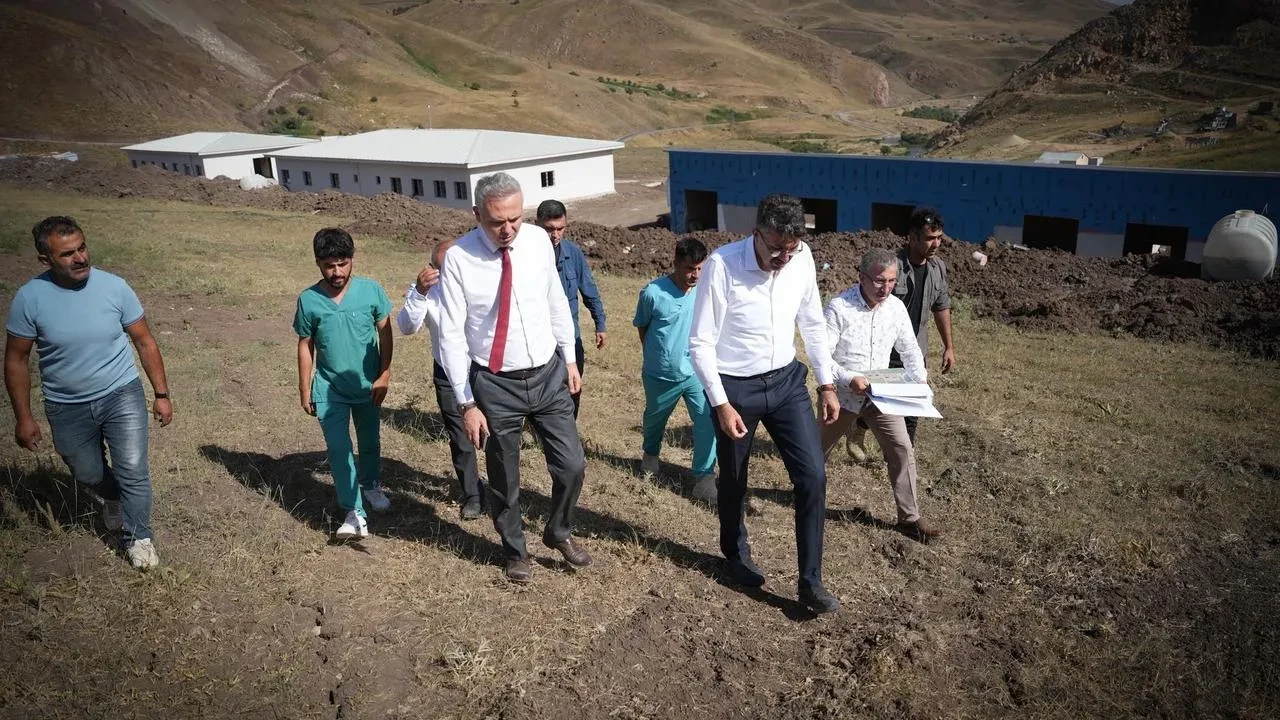 Hakkâri Valisi Ali Çelik Yüksekova’da Sokak Hayvanları İçin Modern Barınağı Ziyaret