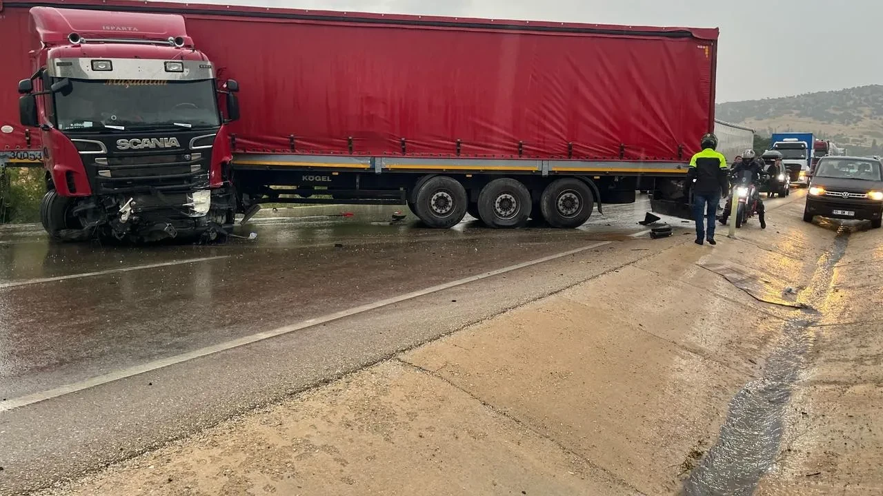 Afyonkarahisar'da yağmur nedeniyle kontrolden çıkan tır otomobile çarptı