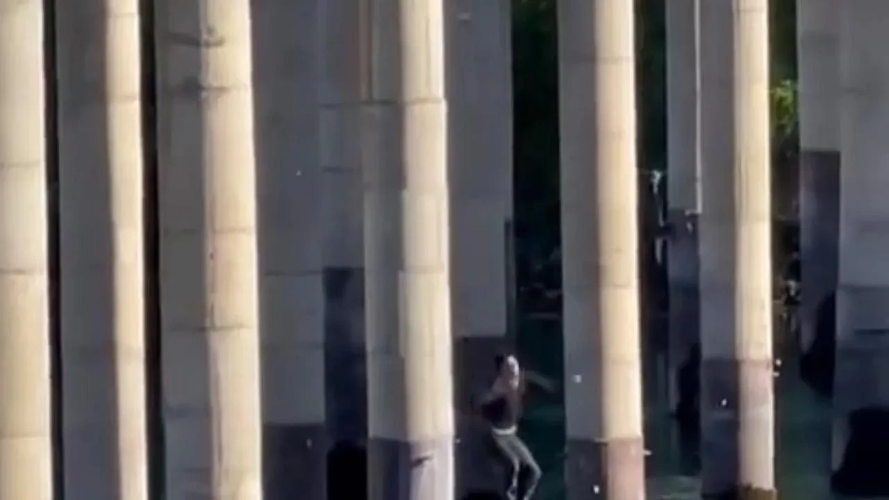 Elazığ'da gençler Keban Köprüsü'nden nehre tehlikeli atlayış yaptı