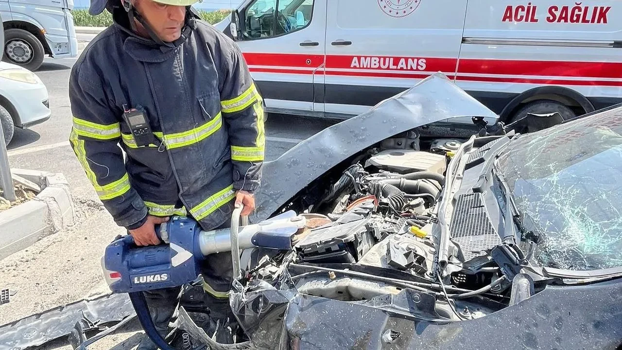 Samandağ’da Hafif Ticari Araç İle Mercedes Benz Otomobil Çarpıştı: 3 Yaralı