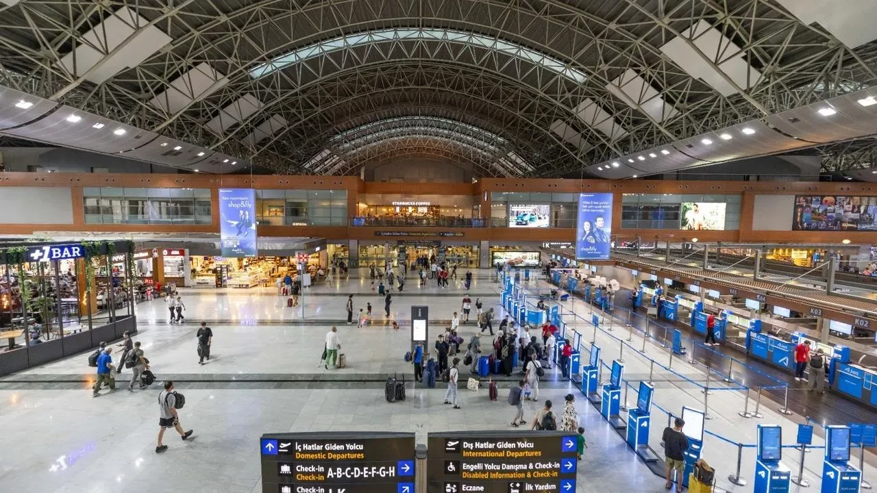 Sabiha Gökçen Havalimanı yolcu rekoruyla dikkat çekti. İç ve dış hat uçuşlarında tarihi artış kaydedildi.