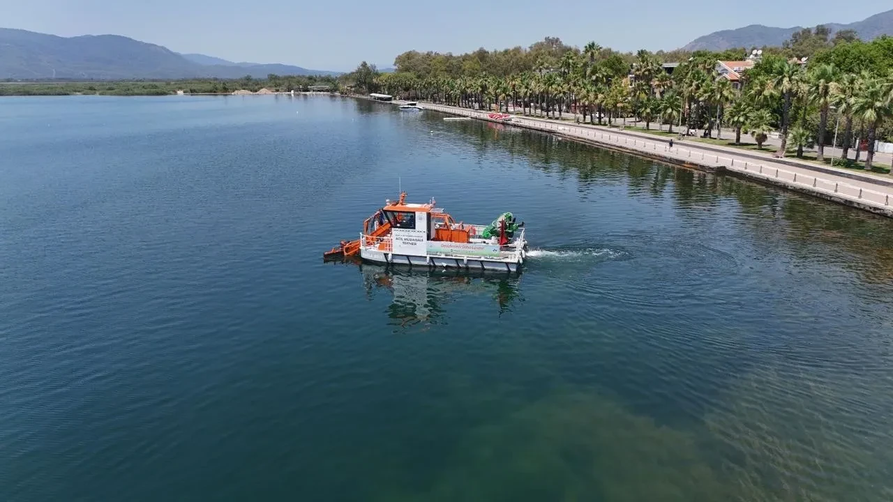 Muğla Büyükşehir Belediyesi Köyceğiz Gölü ve Dalyan Kanalı'nda temizlik çalışması başlattı