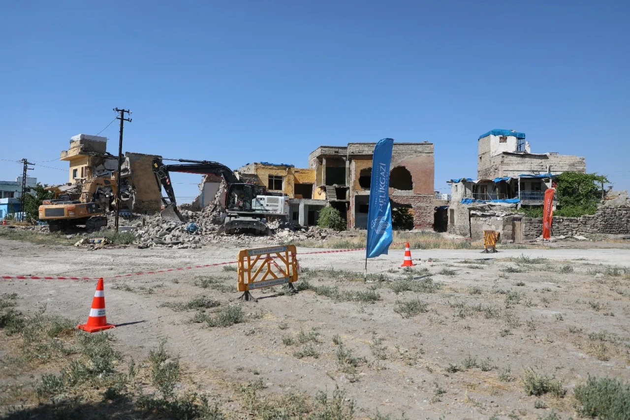 Melikgazi Belediyesi Tacettinveli Mahallesi'nde 5 metruk binayı yıktı