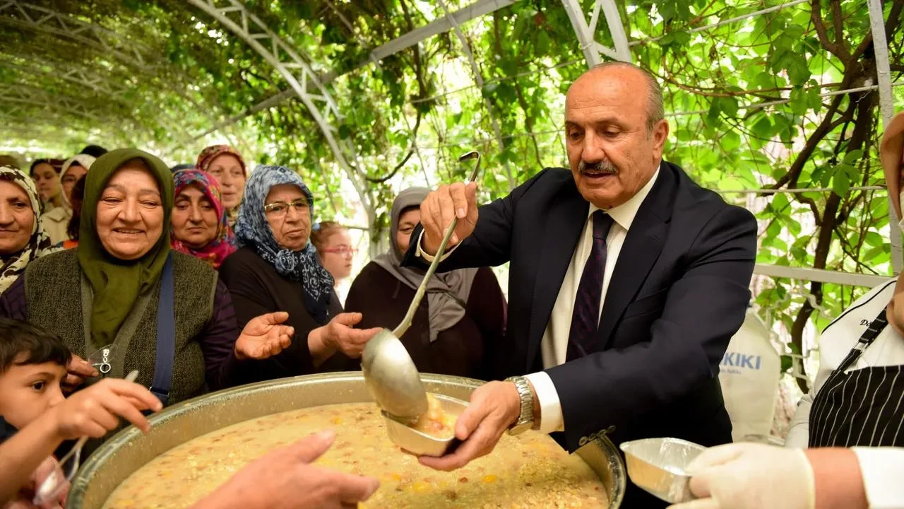 Taşköprü Belediyesi binlerce kişiye aşure dağıttı