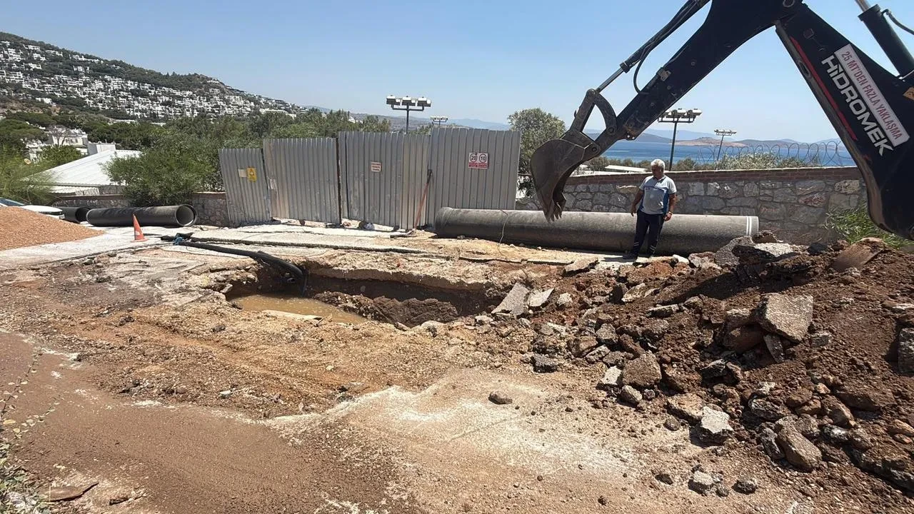 Bodrum'da ana isale hattı patladı site bahçesini su bastı