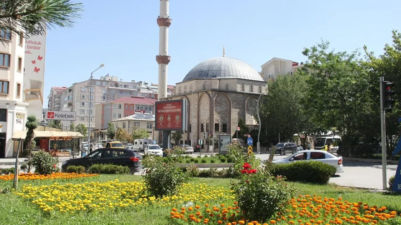 Van Büyükşehir Belediyesi caddeleri mevsimlik çiçeklerle renklendirdi