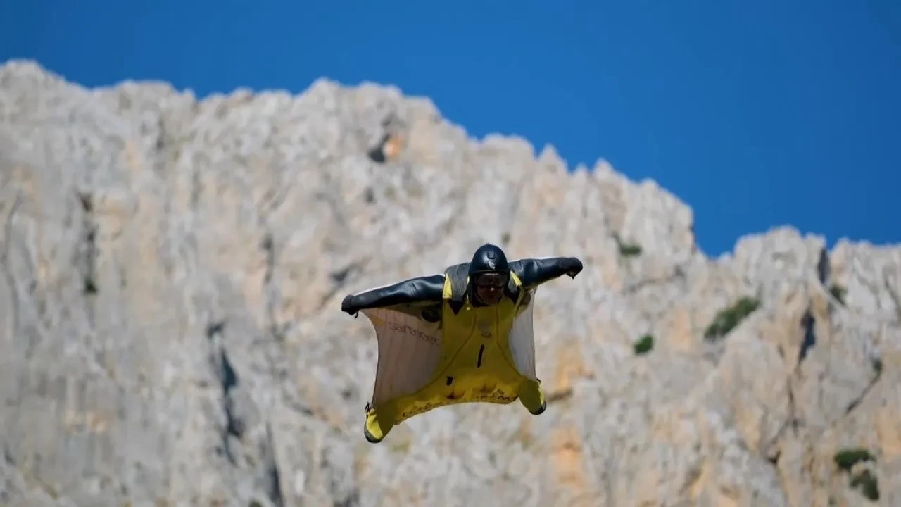 Erzincan'ın Kemaliye ilçesinde wingsuit atlayışları izleyenleri büyüledi