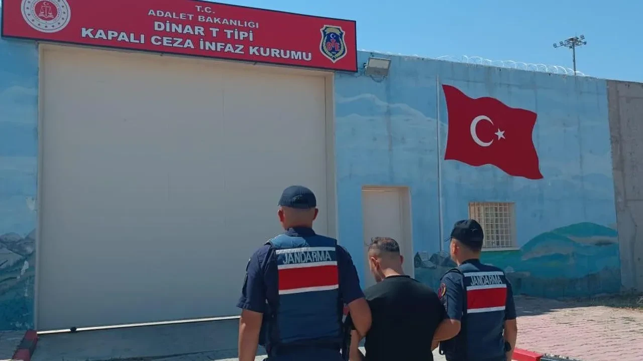 Afyonkarahisar'da Jandarma Aranan 9 Kişiyi Yakalayarak Cezaevine Gönderdi