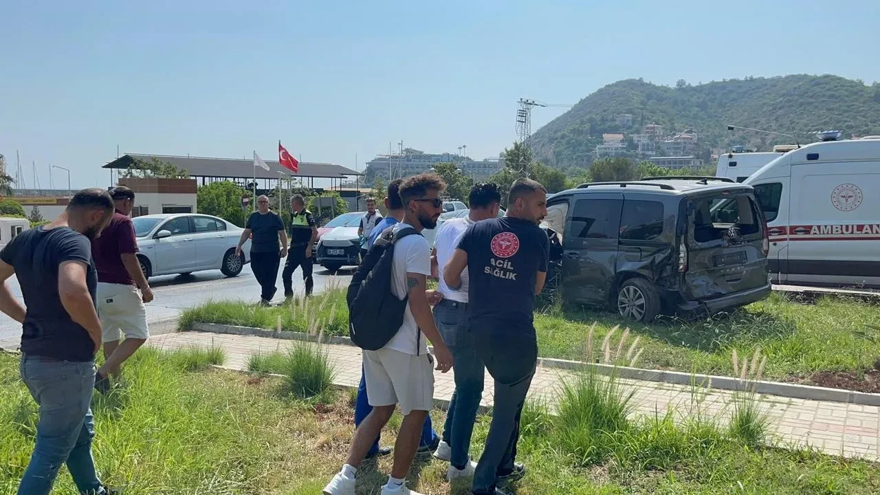 Alanya'daki trafik kazasında tur minibüsü ve hafif ticari araç çarpıştı