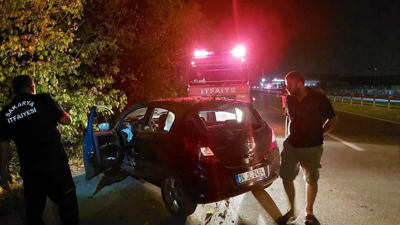 Sakarya D-140'da Otomobil Şarampole Yuvarlandı Anne Ve İki Çocuk Yaralandı
