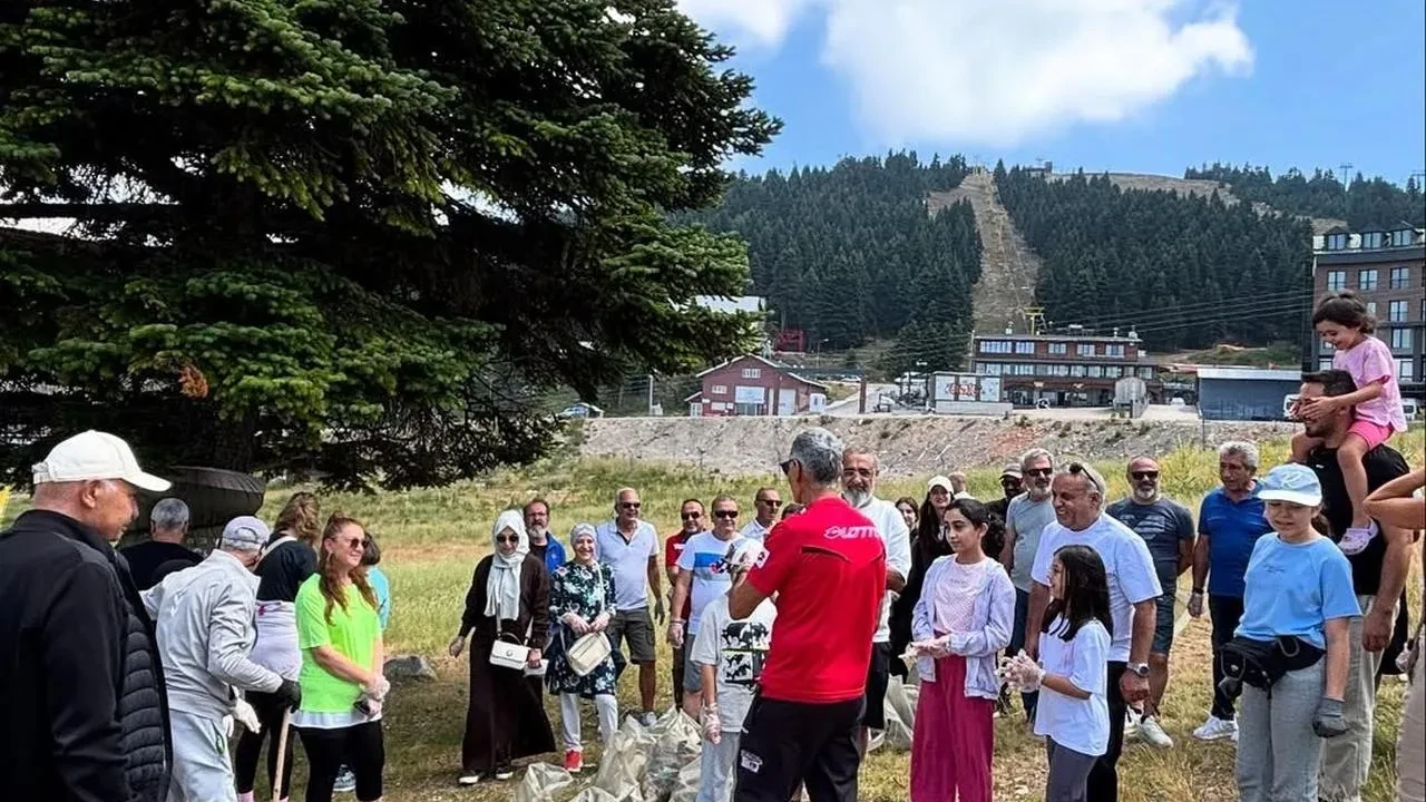 Uludağ’da Kayak Öğretmenleri Yangın Riskine Karşı Temizlik Yaptı