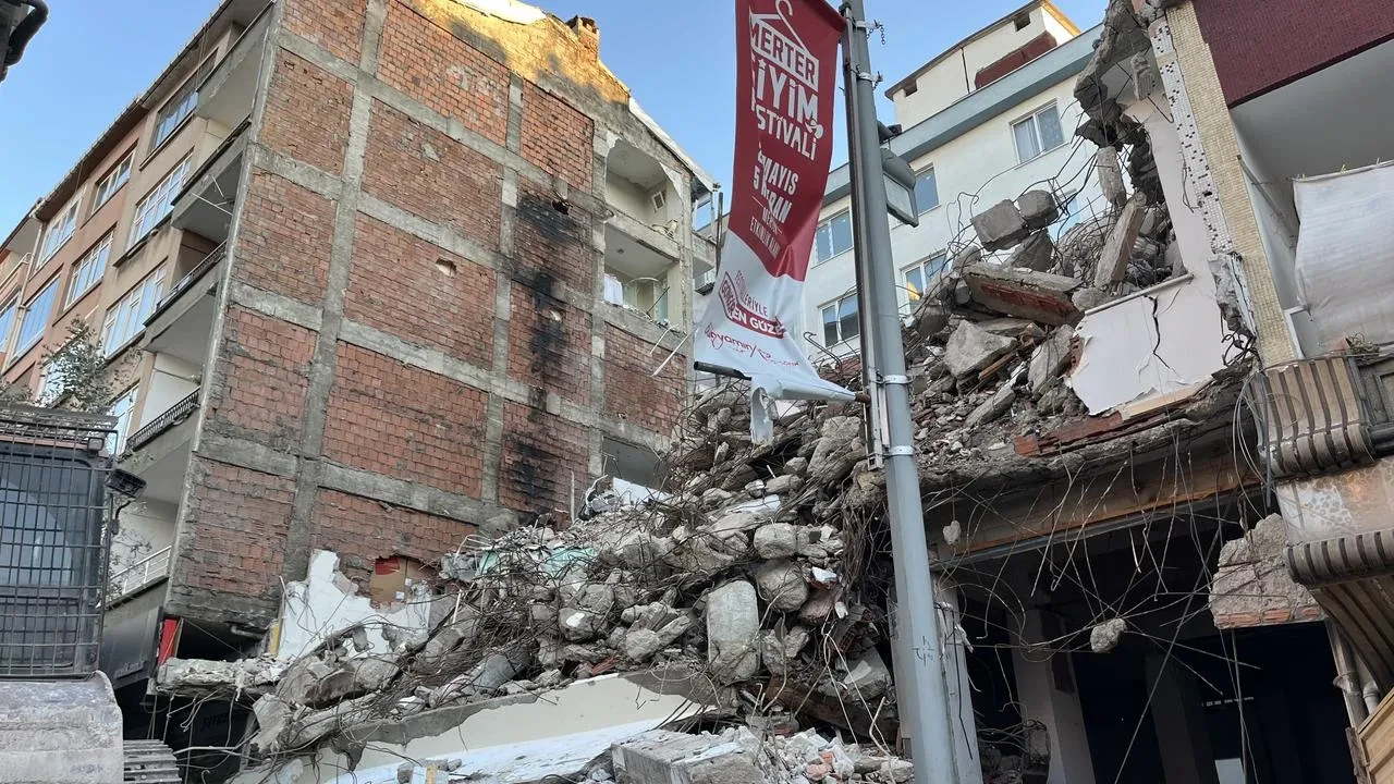 Güngören İnönü Caddesinde duvarsız bina ortaya çıktı