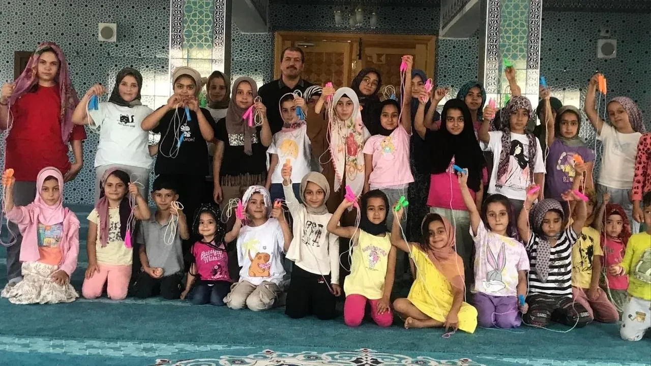 Tercan’da Kuran Kursu Öğrencilerine Topaç Ve Atlama İpi Hediye Edildi