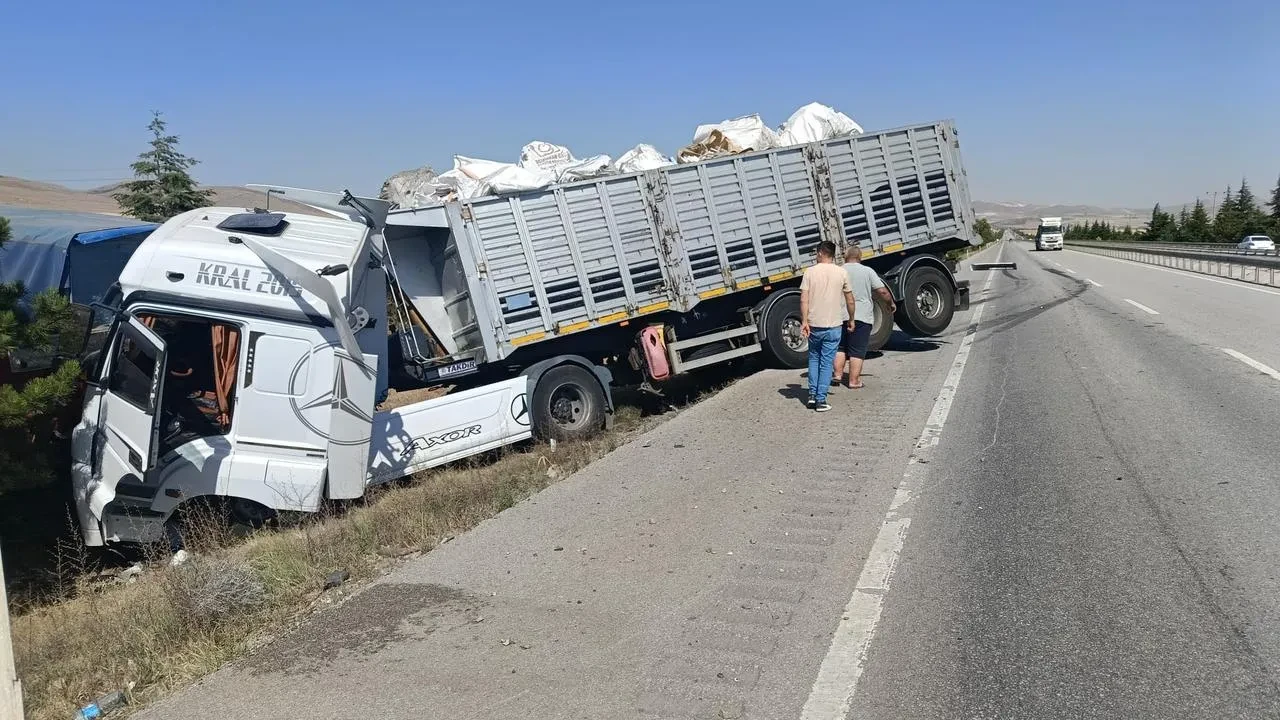 Eskişehir’in Sivrihisar ilçesinde tır kamyonete arkadan çarptı