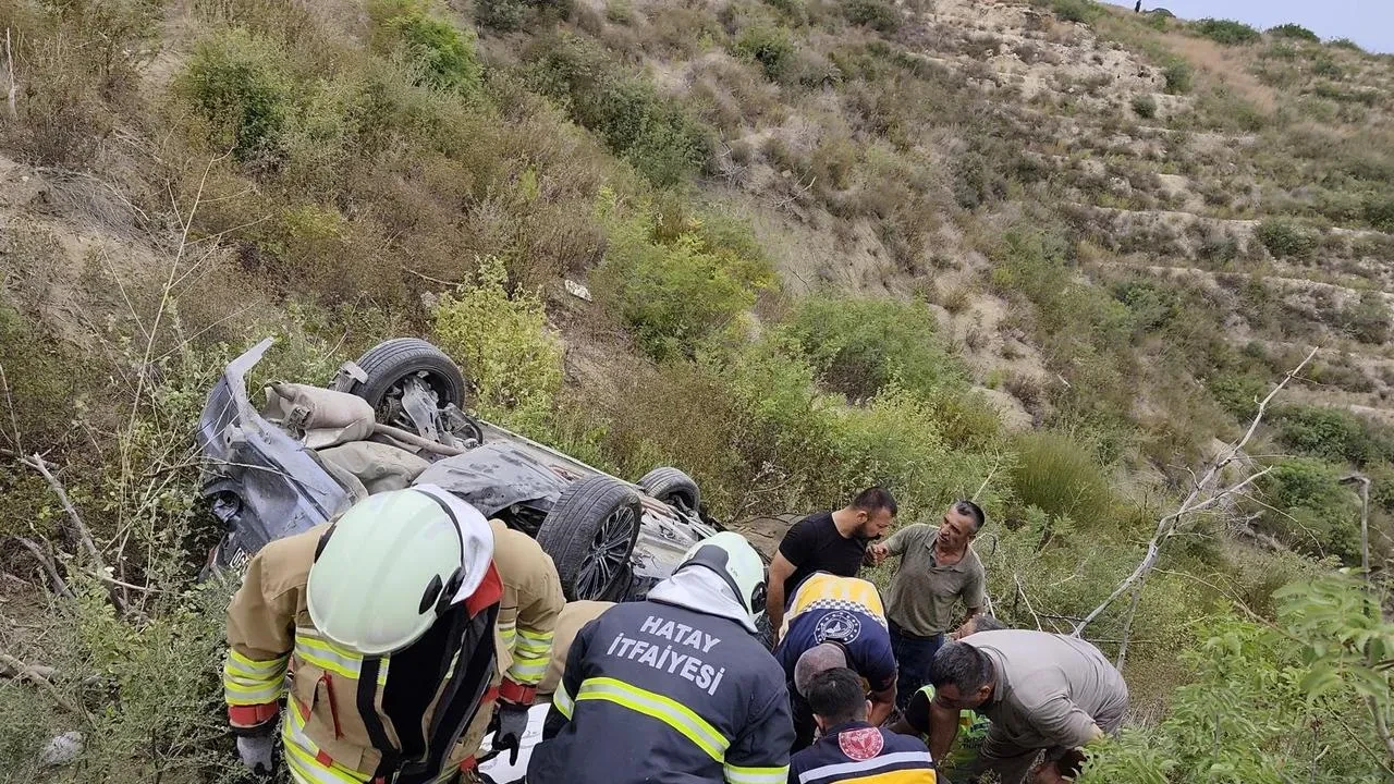 Hatay'ın Arsuz ilçesinde otomobil uçuruma yuvarlandı 4 yaralı