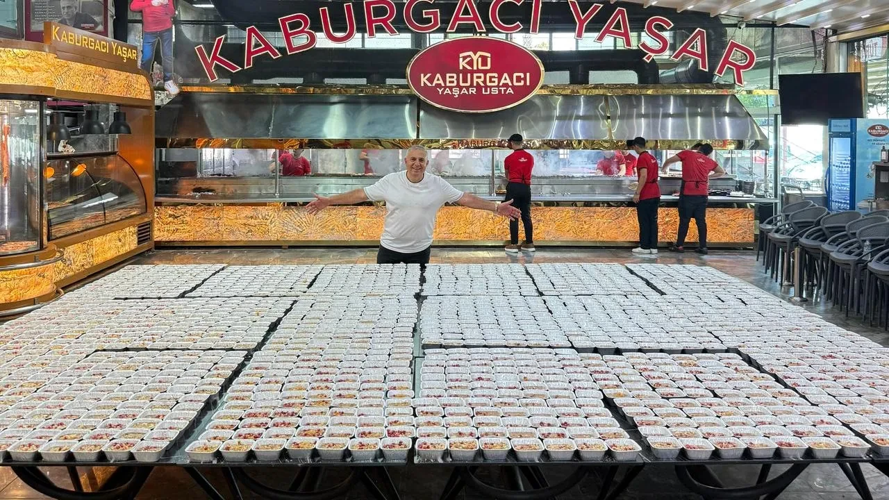 Adanalı Yaşar Aydın Yüreğirde binlerce aşure dağıttı