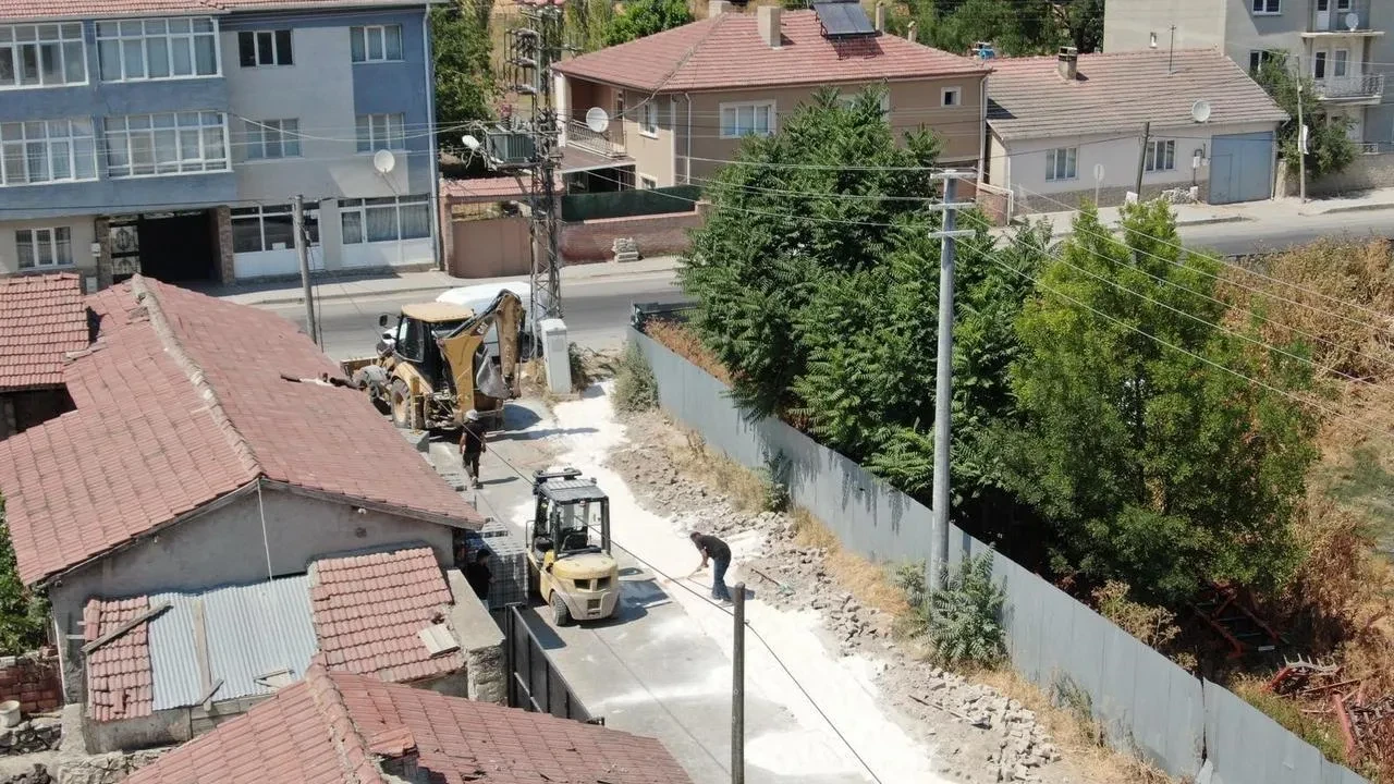 İnönü Belediyesi Oklubalı Mahallesi'nde kilitli taş döşeme çalışmalarını sürdürüyor