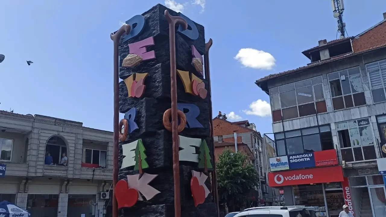 Devrek Cumhuriyet Alanı yöresel değerleri heykelle buluşuyor