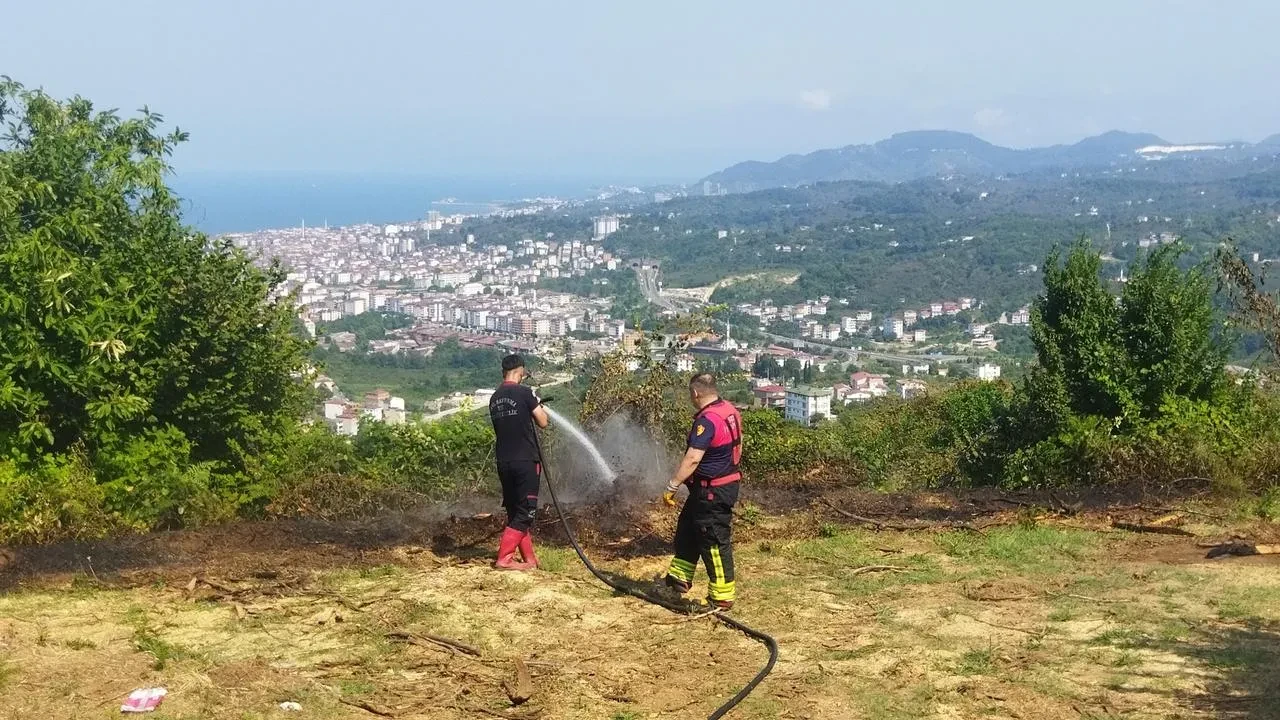 Ordu Ünye’de fındık bahçesinde çıkan yangın itfaiye müdahalesiyle söndürüldü