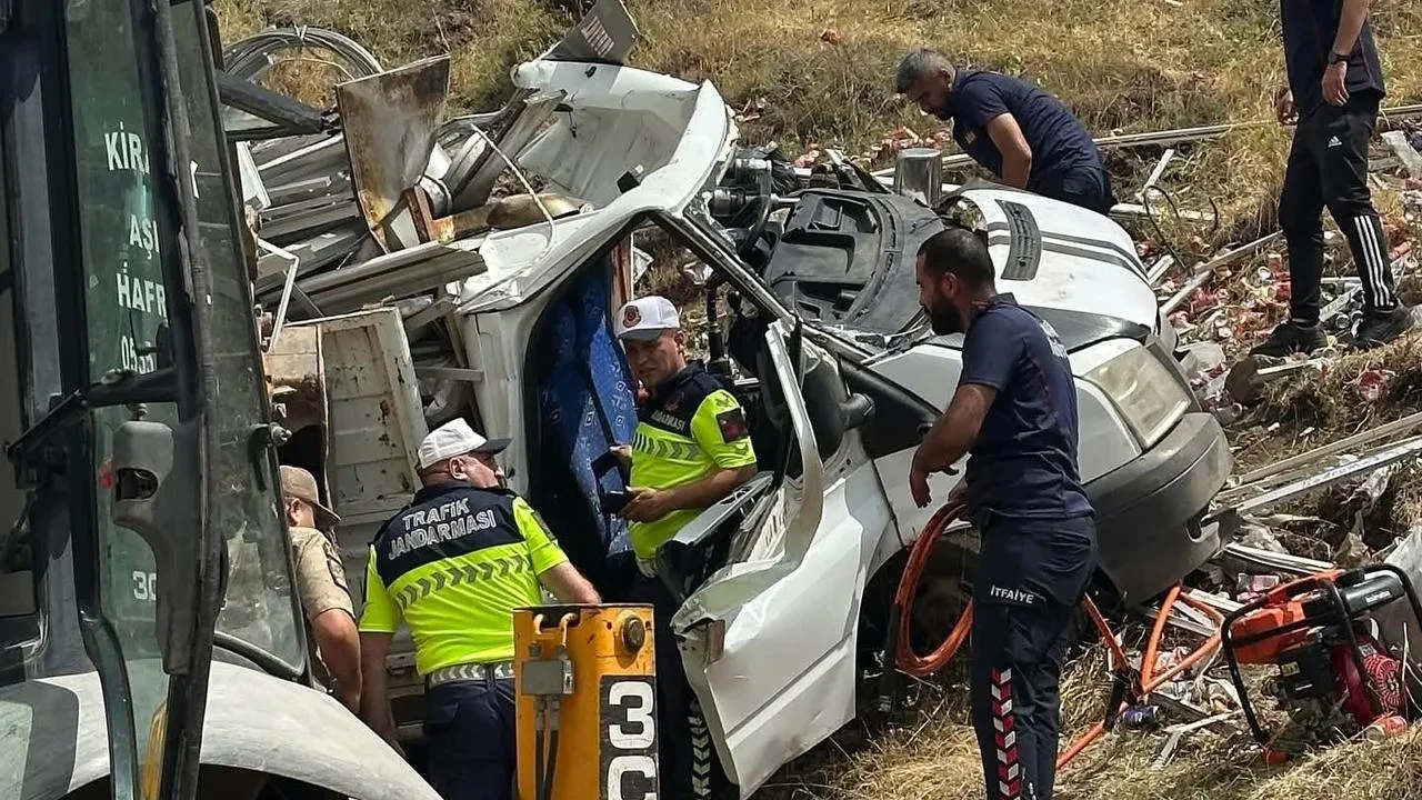 Bingöl’de hurda yüklü pikap devrildi bir sürücü yaralandı