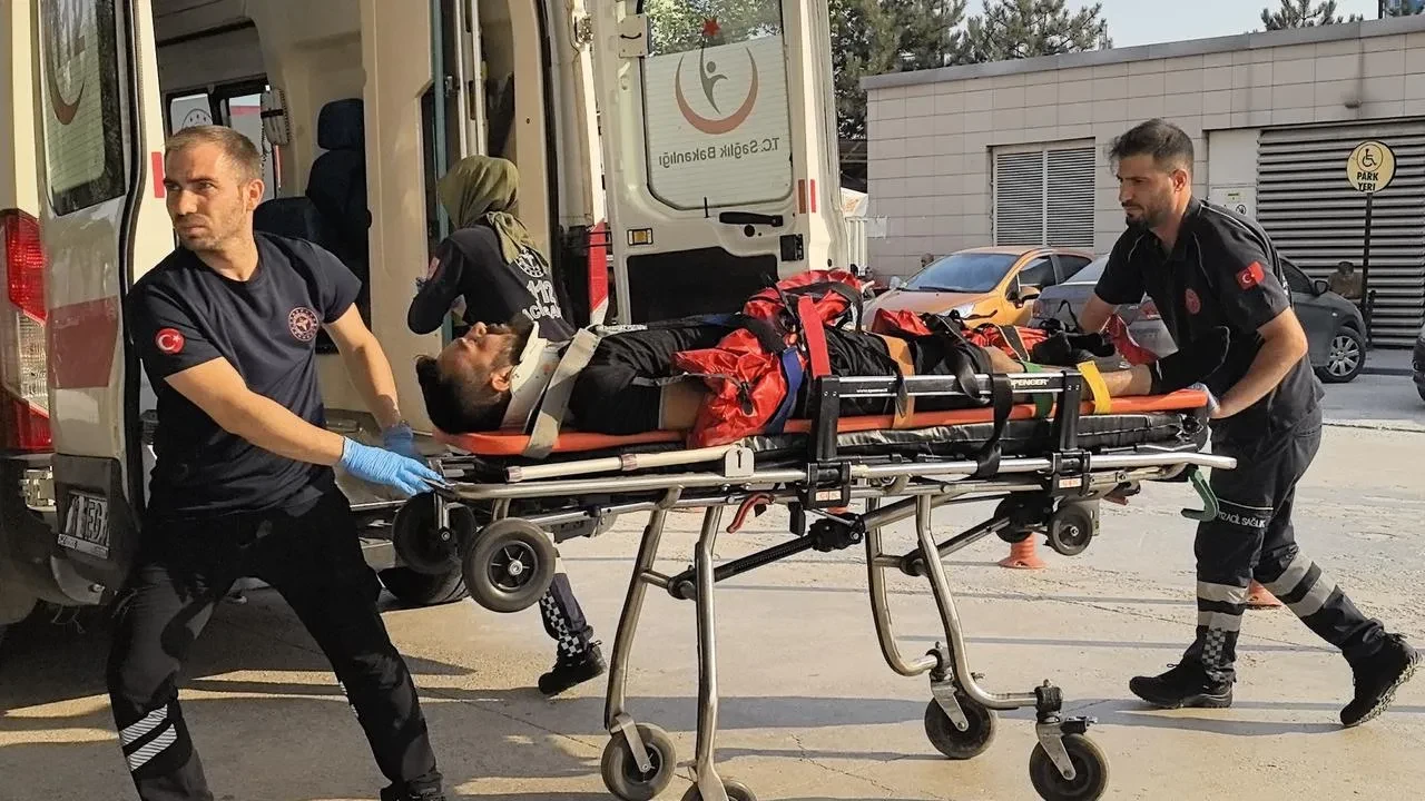 İnegöl'de çatı çökmesi sonucu 29 yaşındaki işçi ağır yaralandı