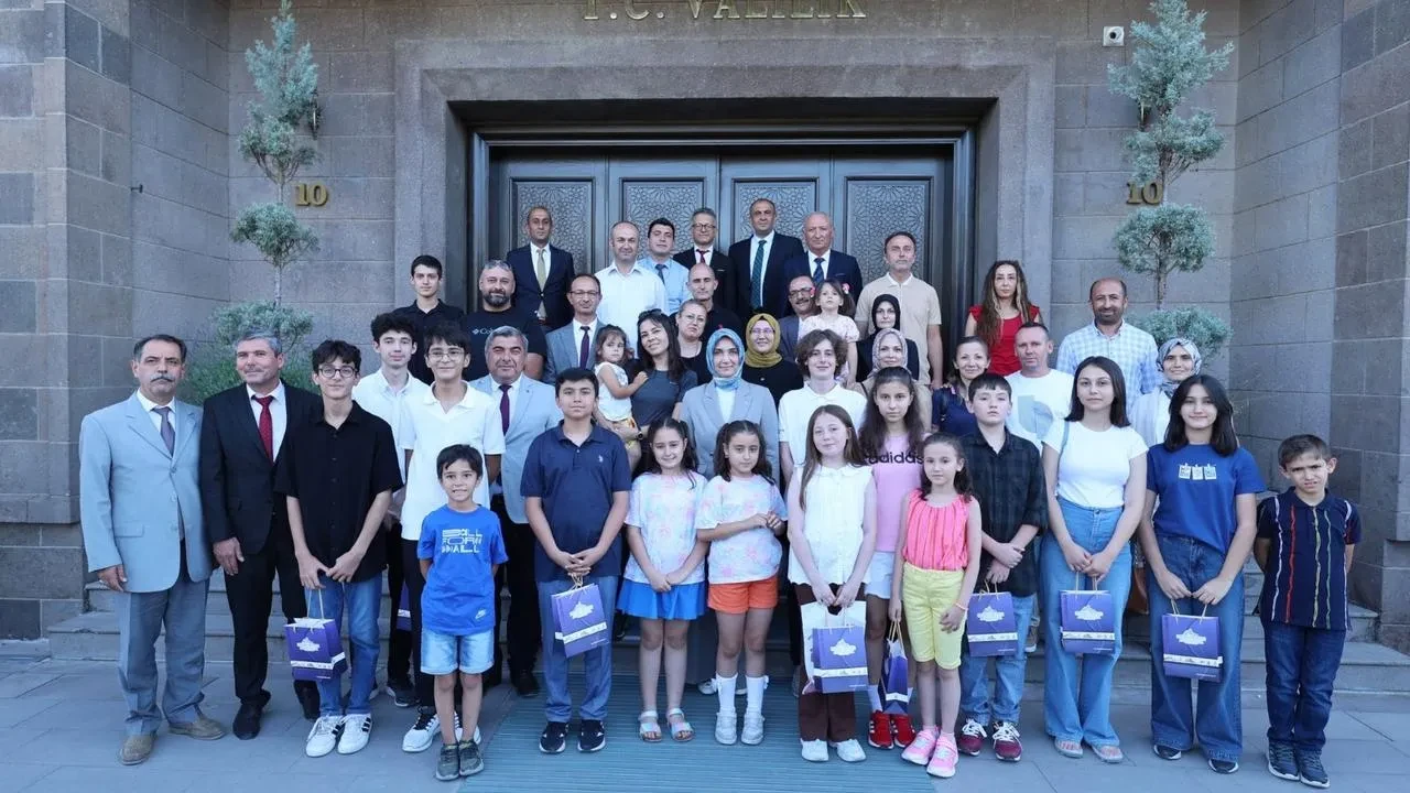 Afyonkarahisar Valisi Yiğitbaşı lgs ve yks'de başarılı öğrencileri ağırladı