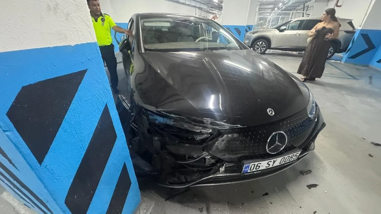 Çeşme'de vale lüks aracı duvara çarparak kullanılmaz hale getirdi