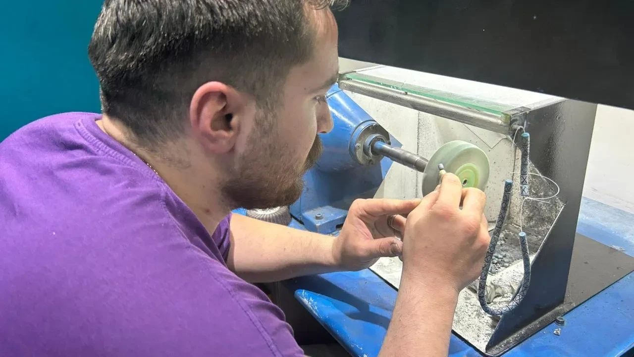 Van'ın gümüş kakma ustası Berke Tomar geleneksel sanatı yaşatıyor