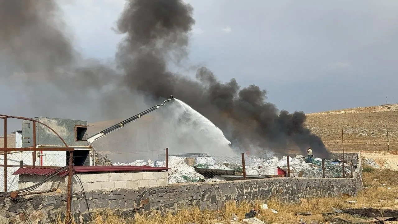 Gaziantep geri dönüşüm fabrikasında yangın itfaiye ekipleri kontrol altına aldı