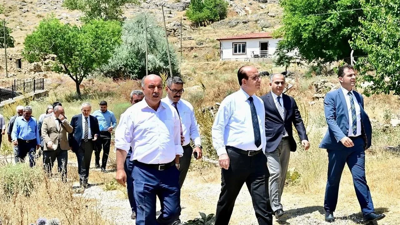 Yeşilyurt Belediye Başkanı İlhan Geçit kırsal mahallelerde yatırımları denetledi