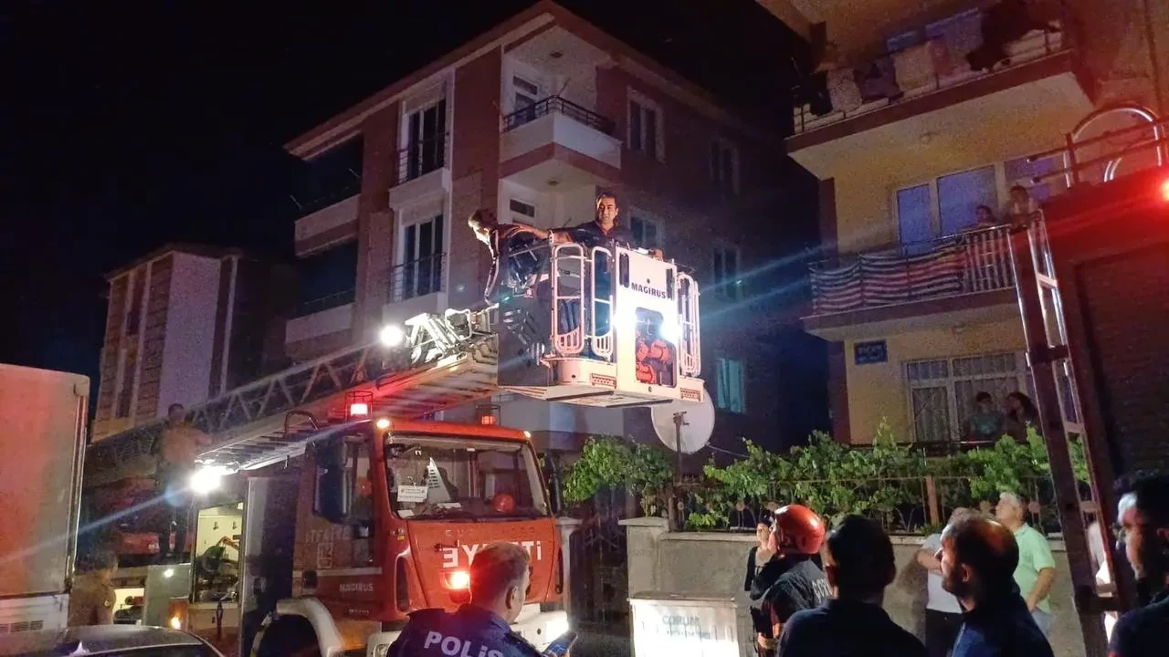 Çorum'da apartman dairesinde çıkan yangın itfaiye müdahalesiyle söndürüldü