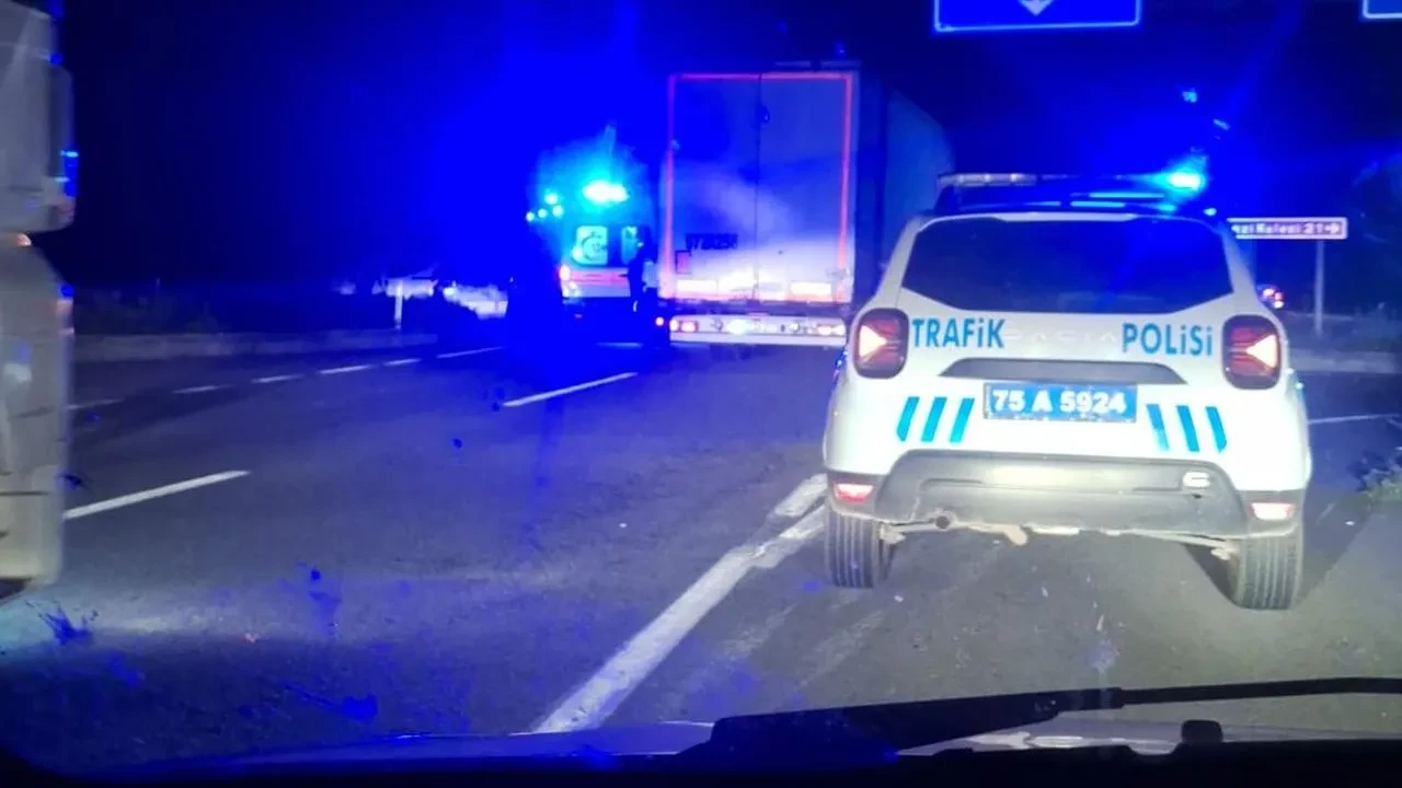 Ardahan’da iki otomobil çarpıştı 4 kişi yaralandı