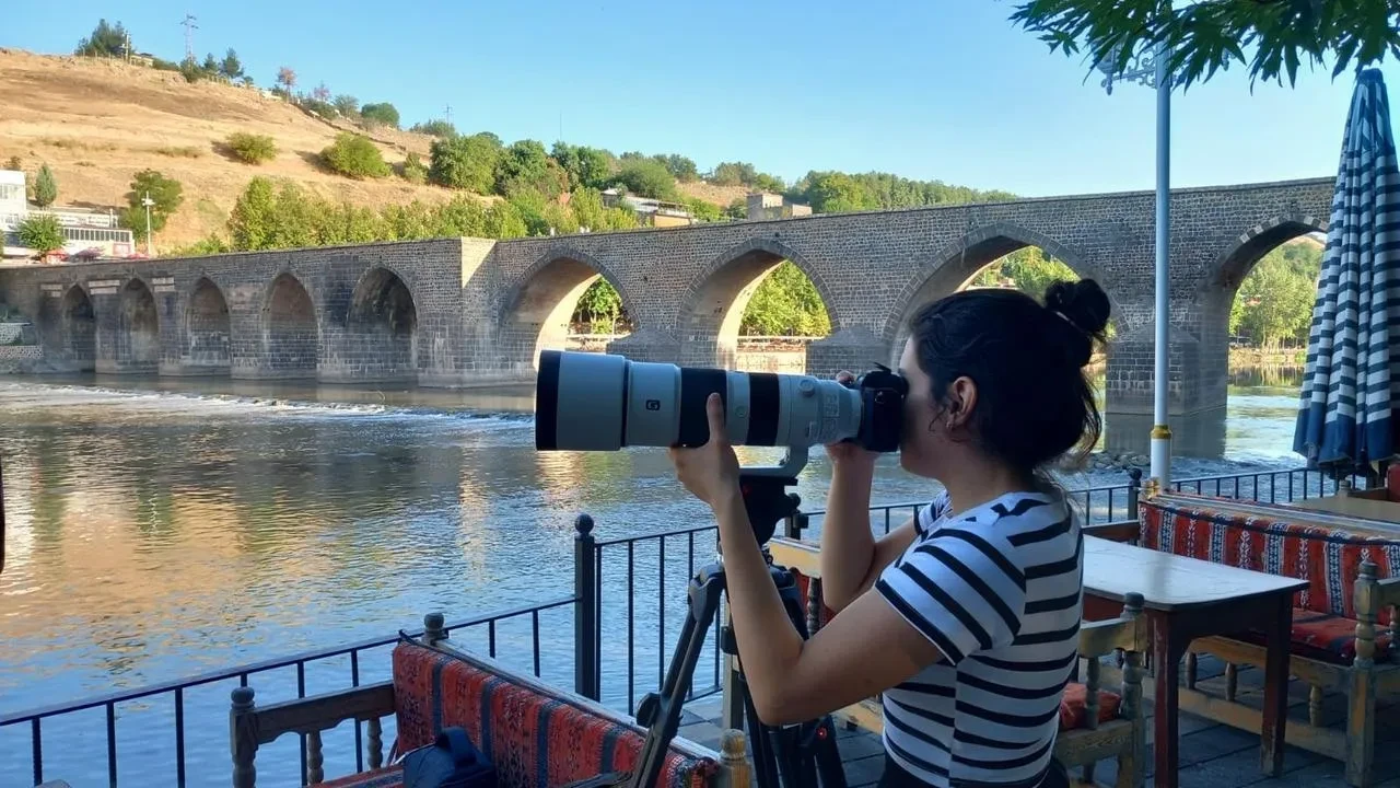Dicle Taş Hevsel Bahçeleri'ndeki nadir kuş türlerini fotoğraflıyor