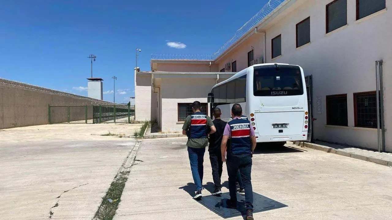 Bingöl’de jandarma ekipleri uyuşturucu zanlısını Elazığ Cezaevine teslim etti