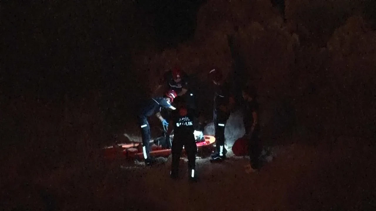 Antalya'da falezlerden düşen genç kızı itfaiye ekipleri kurtardı