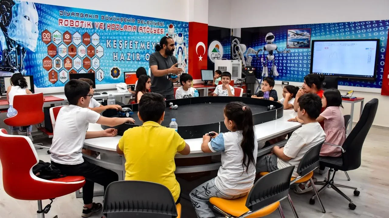 Diyarbakır Büyükşehir Belediyesi yaz atölyeleriyle çocukları buluşturuyor